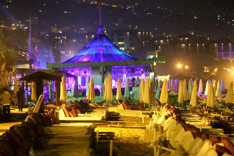 Romantic Dinner at Edde Sands